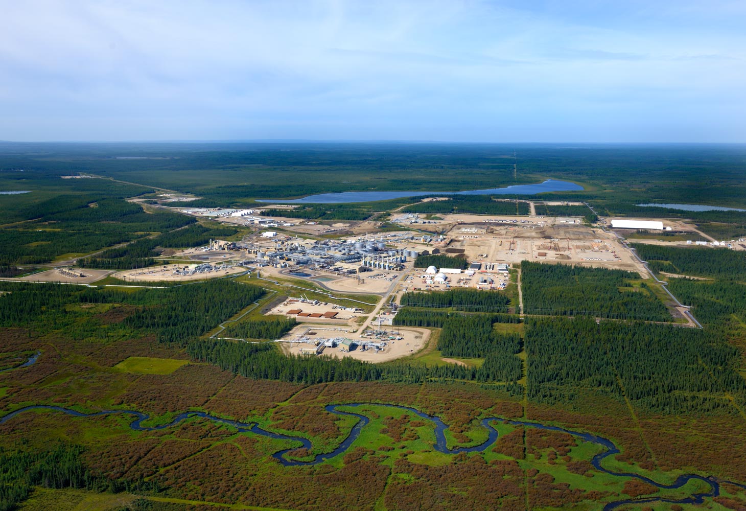 bp exits oil sands project, acquires offshore oil stake in Canada