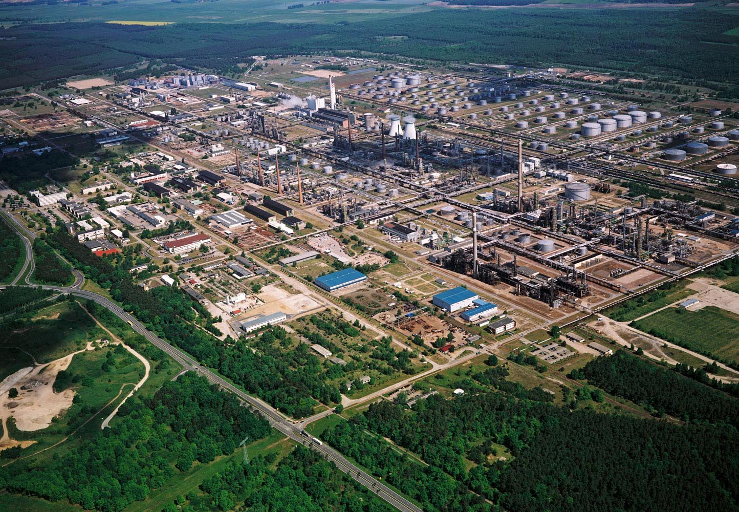 Shell to divest PCK Schwedt Refinery stake to Prax Group