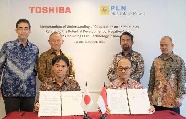 Rachmanoe Indart, Director of Coal Power Plant Operations of PLN Nusantara Power  (Center right),  Takehiko Matsushita, Vice President of the Power Systems Division at Toshiba Energy Systems & Solutions Corporation  (Center left)